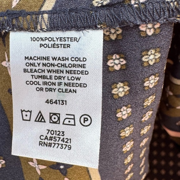 Ann Taylor Flutter Sleeve Silky Blouse Top Navy Blue Floral Size Medium - Picture 3 of 5